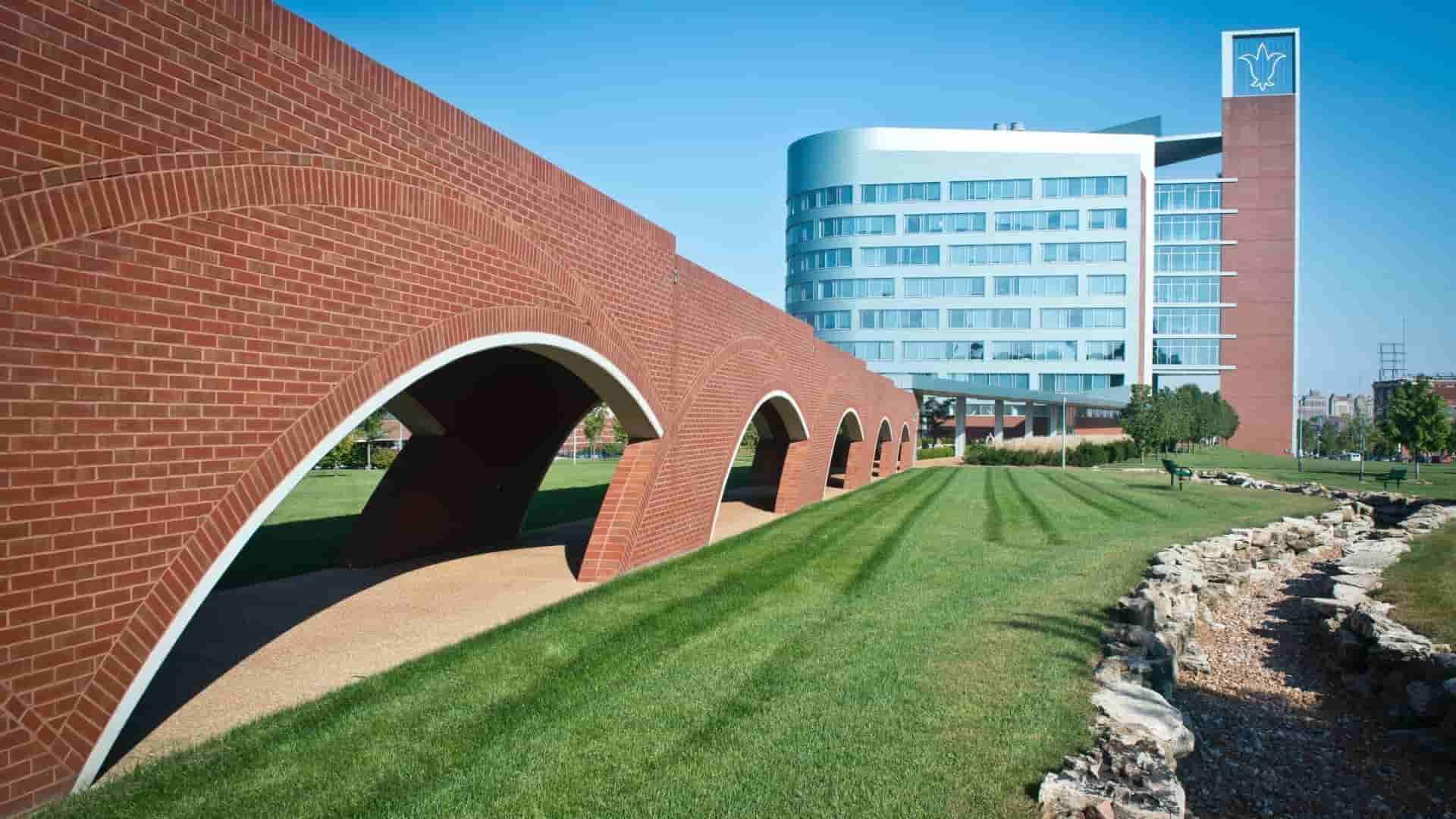 Picture of bricked arched walkway on medical center of 博彩网址大全